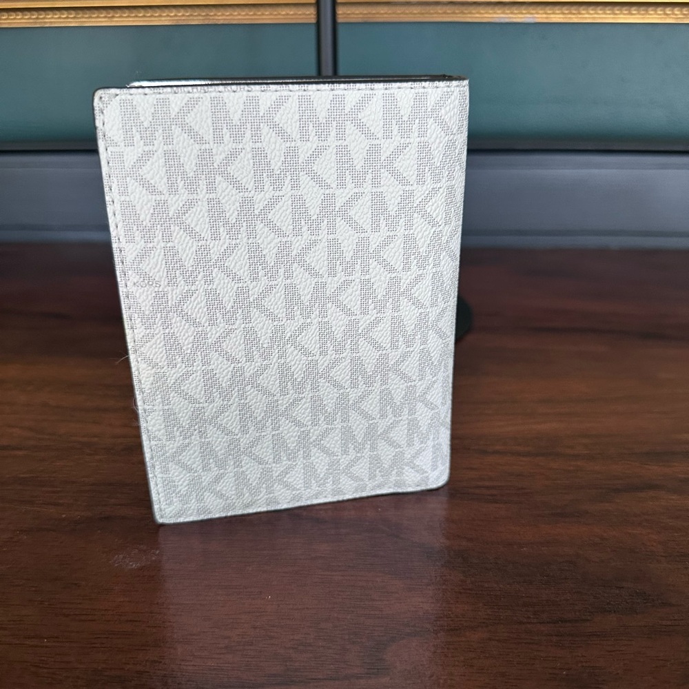 NWT Michael Kors Travel Passport Holder - Picture 3 of 3